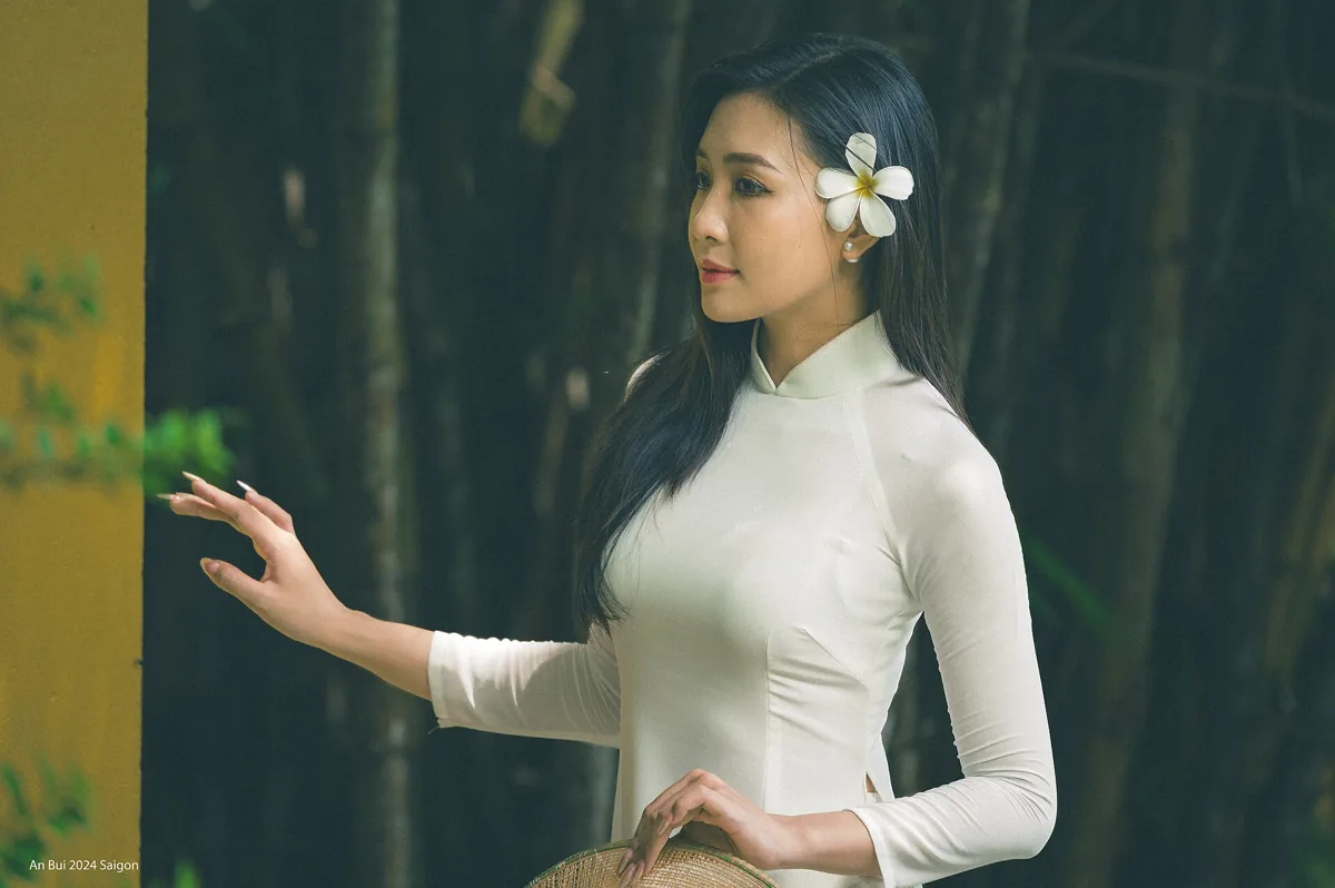Dancers in Vietnamese ao dai